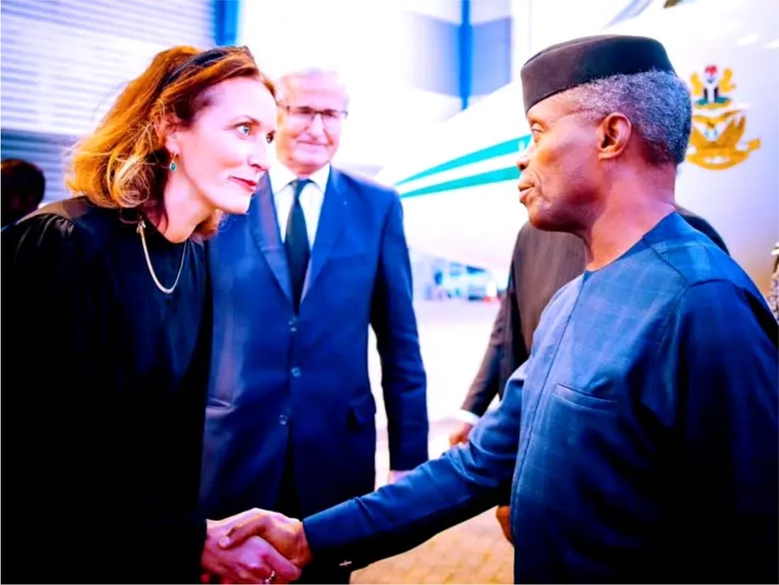 Osinbajo adds his signature to the Queen Elizabeth II condolence register