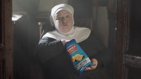 Christians furious after TV commercial shows nuns taking potato chips as communion (video)