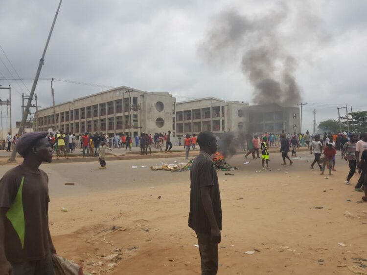 Protesters Barricade Abuja-Keffi Highway